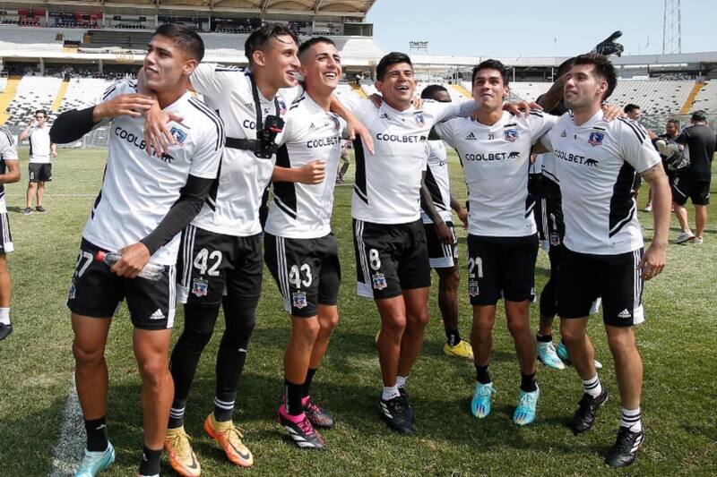 disfrutando de un "Arengazo" de Colo Colo en 2023.