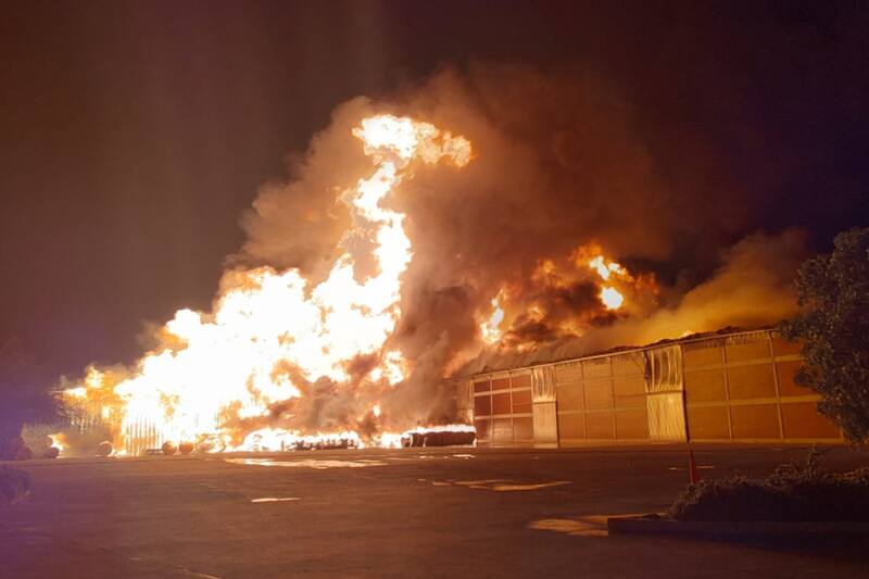 Registro del incendio en las Bodegas San Francisco de 2023.