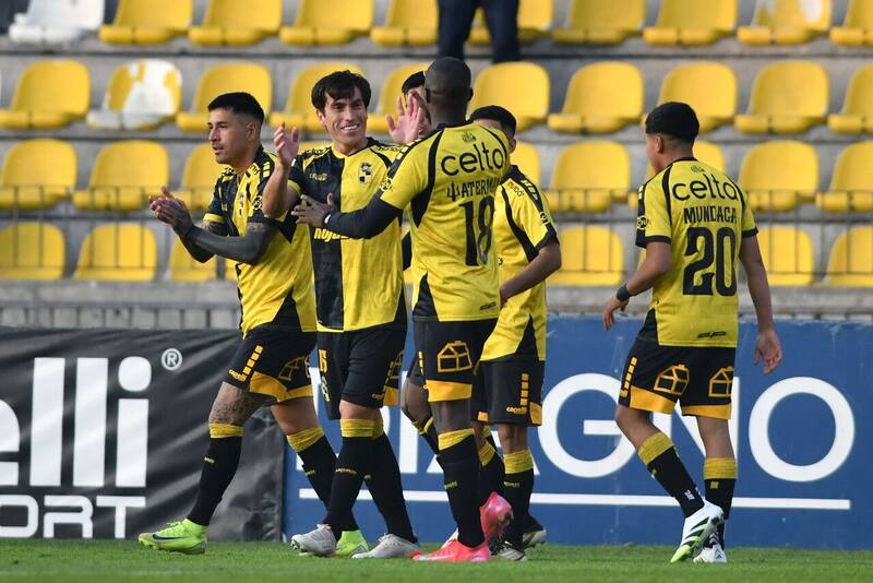 Coquimbo Unido arrolla a Iquique y se afirma como candidato al título. Foto: Aton.