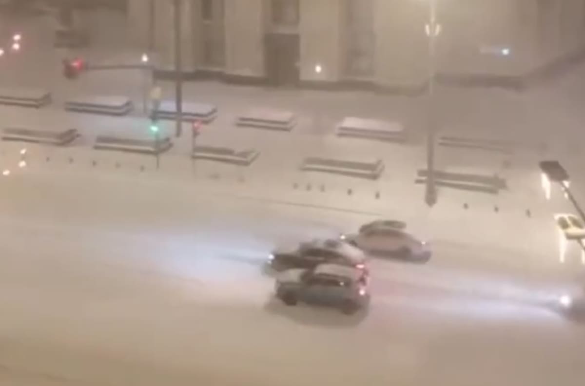 VIDEO | Con mantos de más de 30 centímetros: Moscú registra la mayor caída de nieve de la historia de Rusia