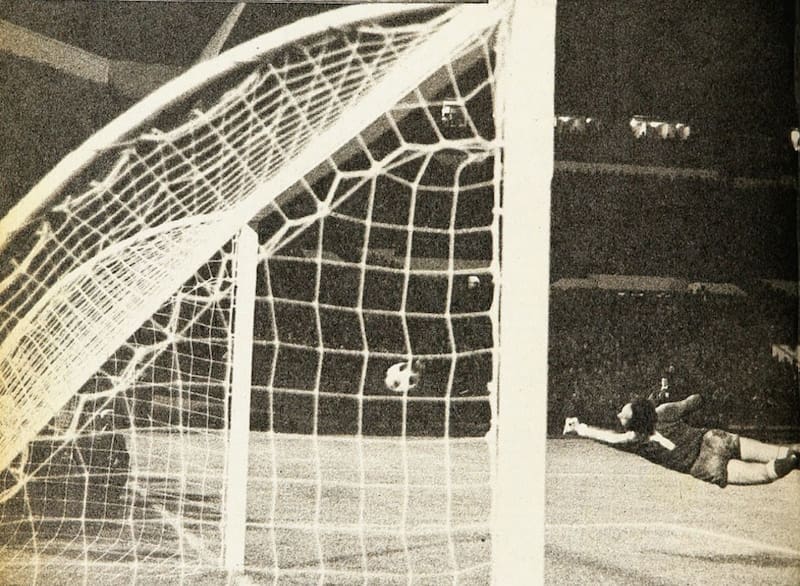 El portero de Independiente de Avellaneda vuela infructuosamente. El derechazo de Ahumada ya se coló en el arco sur del Nacional. Unión Española gana el partido de ida de la final de Copa Libertadores.