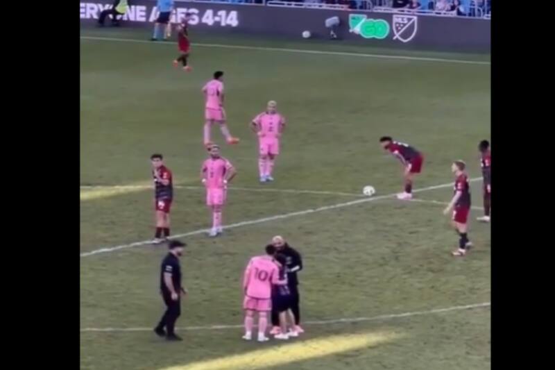 El guardaespaldas de Lionel Messi interceptó a un niño que corría a pedirle una selfie al futbolista.