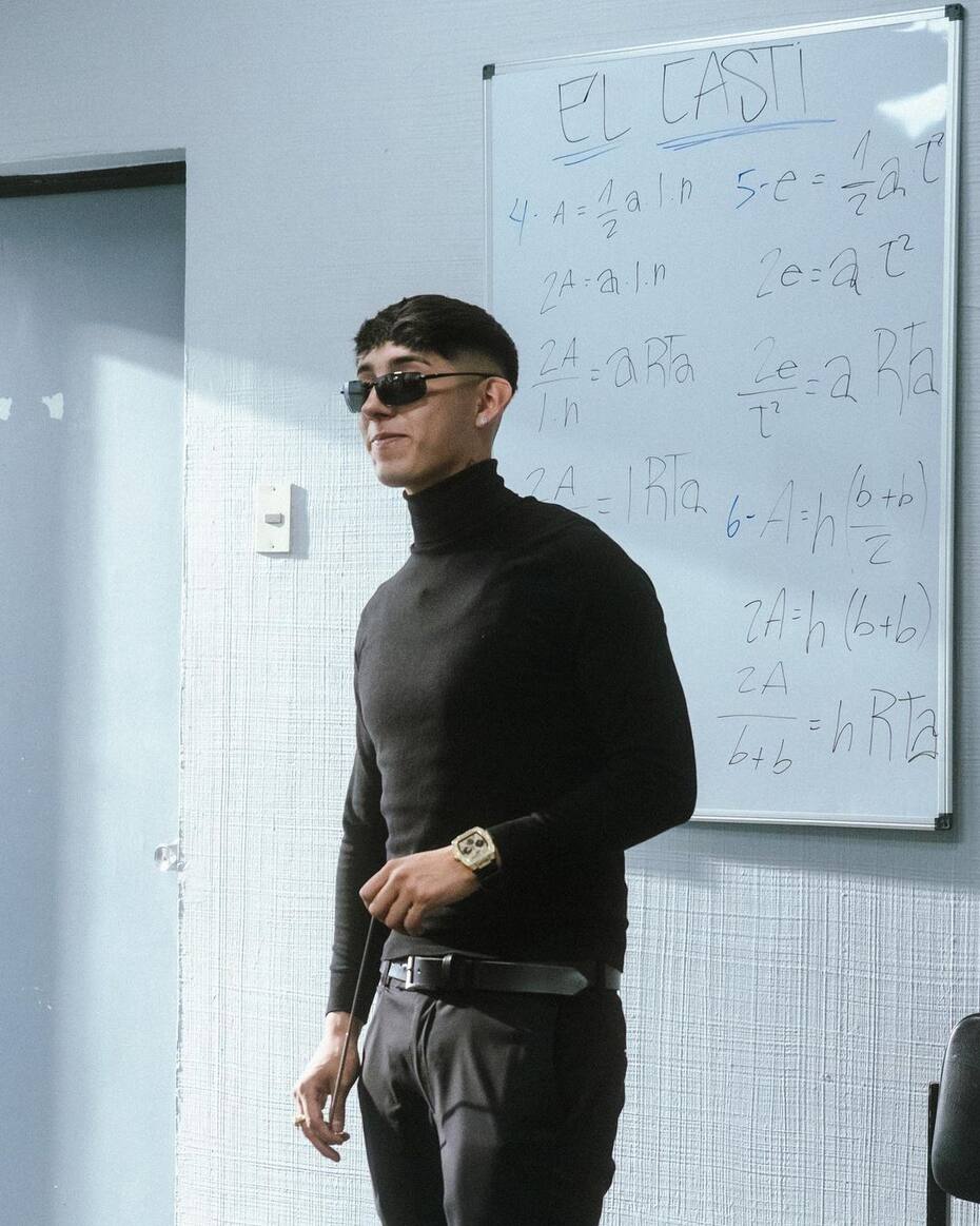 Pailita personificando a un profesor, look que provocó que le lanzaran hate en redes sociales.