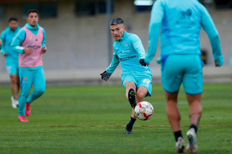 Charles Aránguiz entrenando en la U.