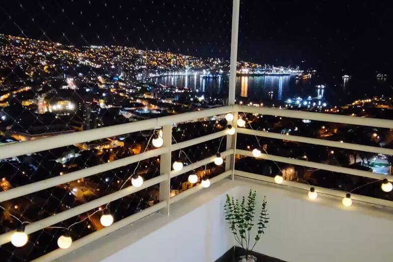 Este departamento ofrece una vista privilegiada al mar y a la ciudad. Créditos: Airbnb.