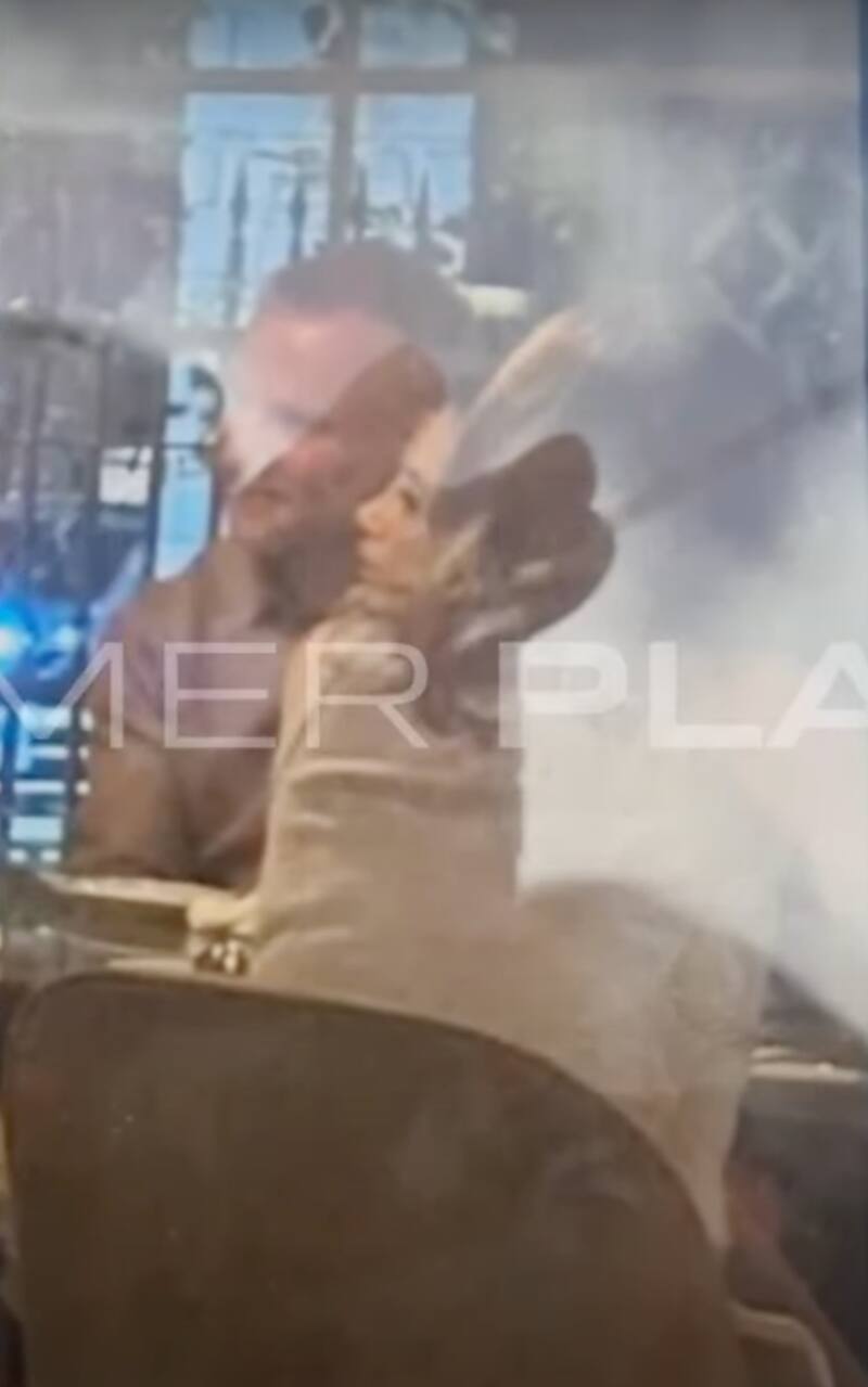 La conductora y el senador fueron vistos muy románticos.