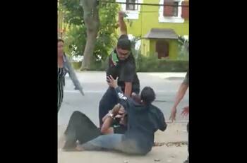VIDEO | Conductor amenazó con cuchillo a madre e hija tras conflicto automovilístico en Santiago