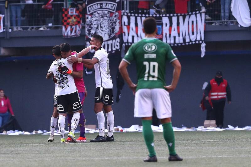 Hinchas de Colo Colo lanzaron papeles al Bicentenario de la Florida. Foto: Javier Salvo/Photosport