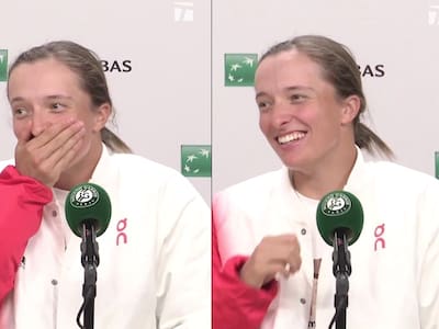 VIDEO | No aguantó: Iga Swiatek presenció una caída y se largó a reír en plena conferencia