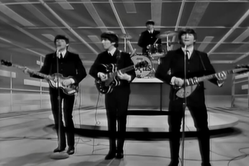 debutó en EE.UU. tocando en reconocido programa de la época, siendo vistos por 73 millones de personas. Créditos Youtube: The Beatles.