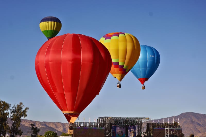 El evento que ofrece vuelos en globos aerostáticos durante el amanecer. Foto: Aton Chile.