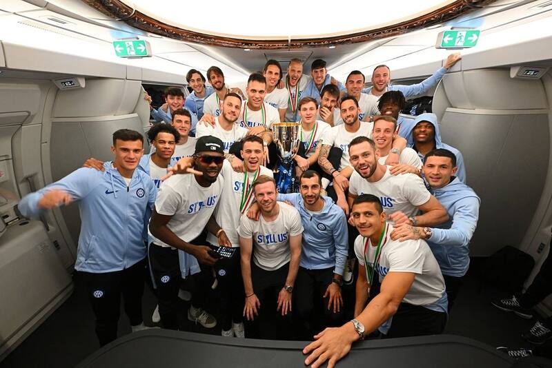celebrando el título de la Supercopa de Italia. Foto: Instagram Inter de Milán.
