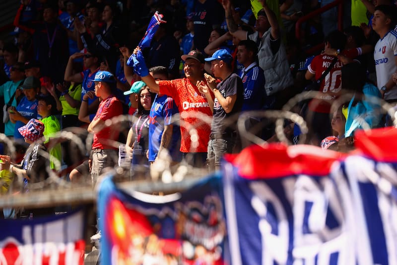 Hinchas de los azules en su última visita al Estadio CAP. Foto: Aton.