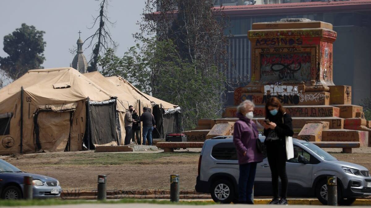 Retiran tumba del "Soldado Desconocido" desde Plaza Baquedano para su traslado al Cementerio General