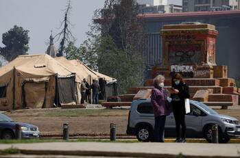 Retiran tumba del "Soldado Desconocido" desde Plaza Baquedano para su traslado al Cementerio General