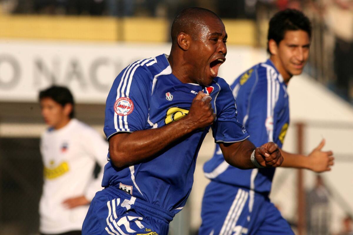 FUTBOL, U. DE CHILE/COLO COLO
HERLY ALCAZAR, CENTRO, CELEBRA SU GOL, PRIMERO DE U. DE CHILE.
28/06/2006
SANTIAGO, CHILE
ANDRES PINA/PHOTOSPORT