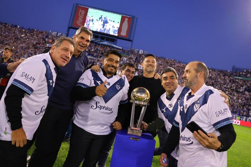 Pompei, Pellegrino, el Turco Asad, Husaín, Turu Flores, José Basualdo y el Compagnucci en el festejo de Veléz / Foto de velez.com.ar.