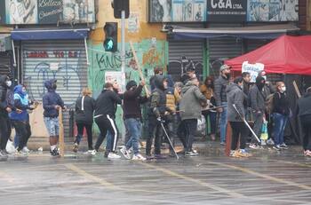 VIDEO | Comerciantes atacaron a estudiantes con fierros y piedras tras manifestaciones en Meiggs