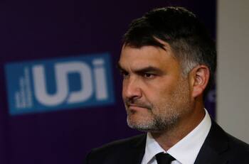 VIDEO | Repudian agresiones a senador Javier Macaya de parte de grupo liderado por Pancho Malo