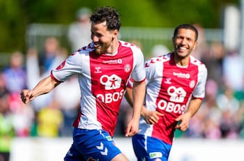 Volea colocada: delantero chileno volvió a las canchas y anotó al minuto de juego en Europa