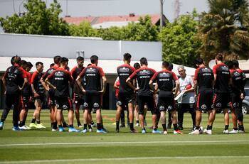 Las postales de la única práctica de La Roja antes de la suspensión del duelo con Perú