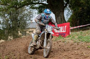 Ruy Barbosa lucha para alcanzar el liderato en Junior 1 del Mundial de Moto Enduro FIM