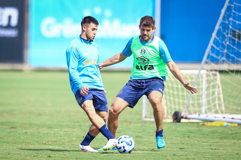 El chileno tendrá que remar para ganarse un puesto en el equipo de Mano Menezes. (Foto: @Gremio)