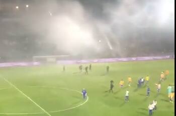 VIDEOS | Desastre: Gases lacrimógenos obligaron a suspender el partido entre Gimnasia y Boca Juniors dejan un muerto