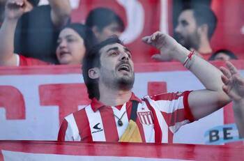 “Parece de la liga árabe”: Hinchas despedazan a grande de Argentina por cambio de escudo