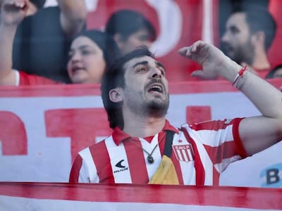 “Parece de la liga árabe”: Hinchas despedazan a grande de Argentina por cambio de escudo