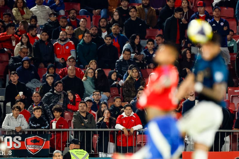 Hinchas en el Estadio Nacional.