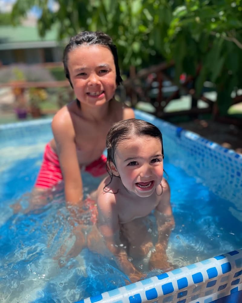 Una de las imágenes que compartió la comunciadora en el alegre día de piscina de sus hijos. Créditos: @janispope.