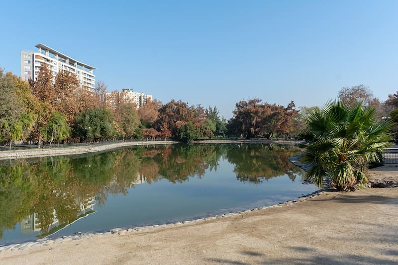 Alrededor de la laguna, las personas pueden realizar un picnic y sentarse a descansar. Foto: Wikimedia Commons.
