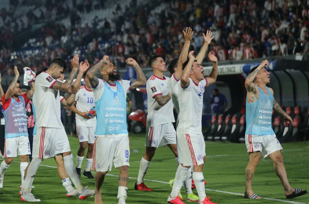 Los resultados que le sirven a La Roja para terminar la fecha de Eliminatorias en zona de clasificación directa