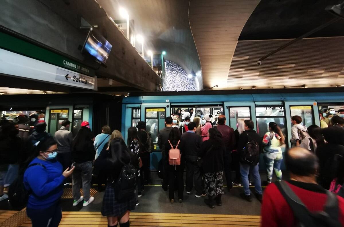 Metro de Santiago logra restaurar el servicio de la Linea 4 luego de que alguien cayera a las vías
