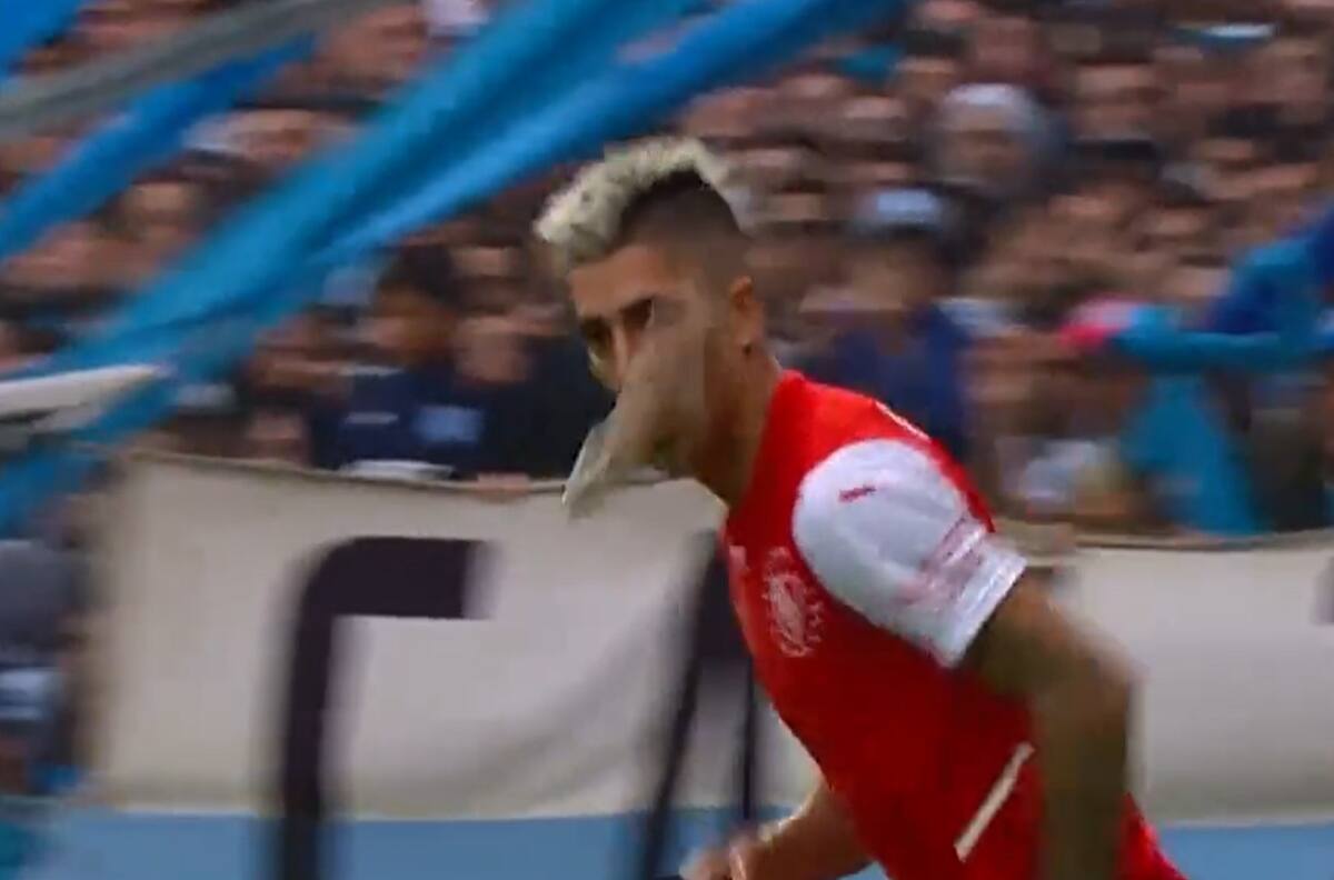 VIDEO | ¿Un pescado? Hinchas de Racing lanzaron misterioso objeto a la cancha en el Clásico de Avellaneda