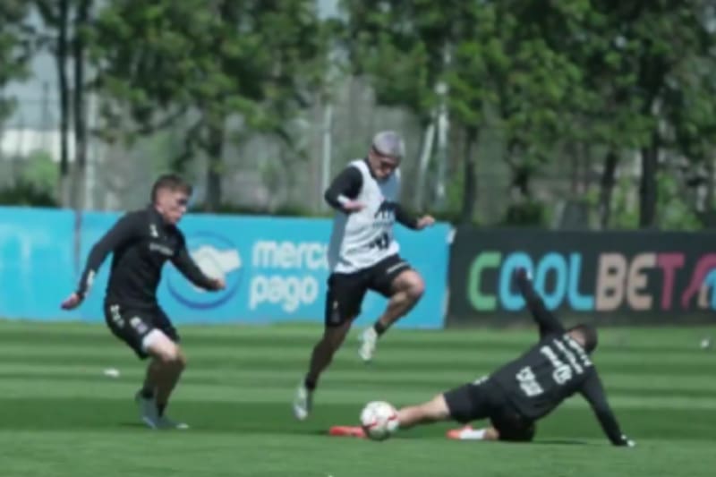 Carlos Palacios entrenó como titular en Colo Colo