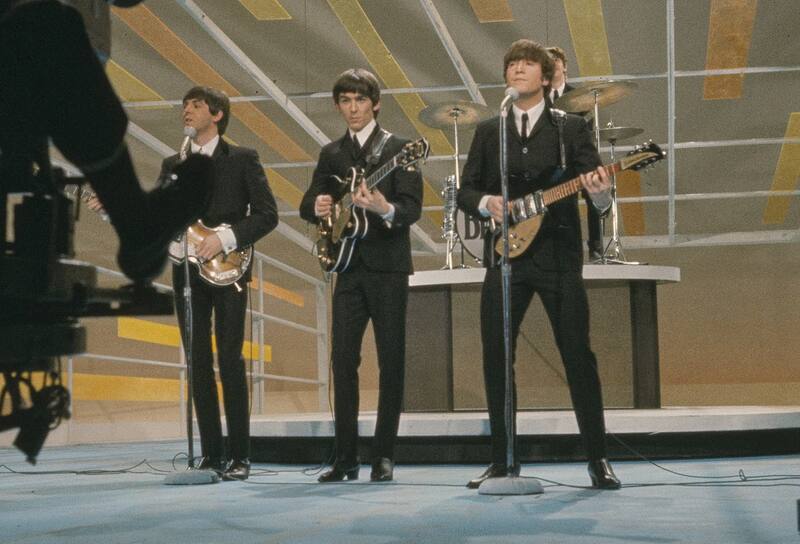 durante su presentación en el Ed Sullivan Show, donde tocaron "I Want To Hold Your Hand". Créditos Youtube: The Beatles