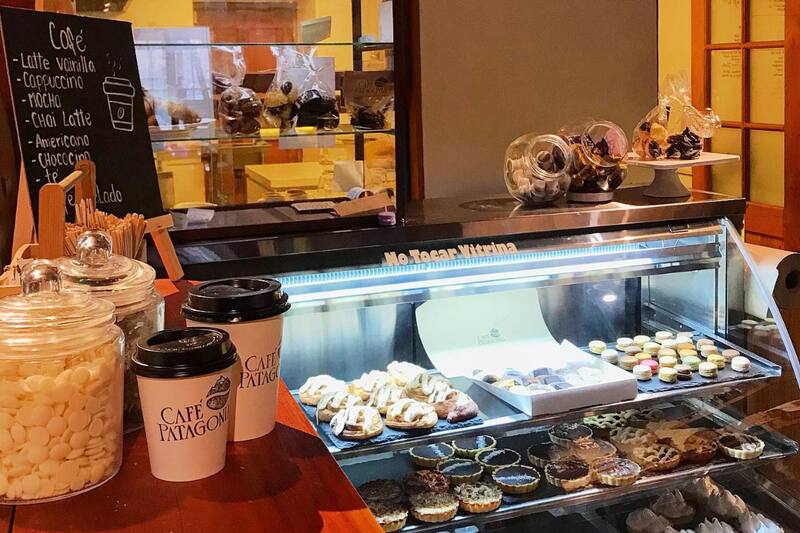 La cafetería ofrece pasteles, galletas, pizzas, entre otras exquisiteces para disfrutar mientras pintas.