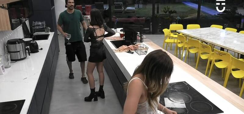 Sebastián Ramírez y Maite Phillips conversando. Foto: CHV.