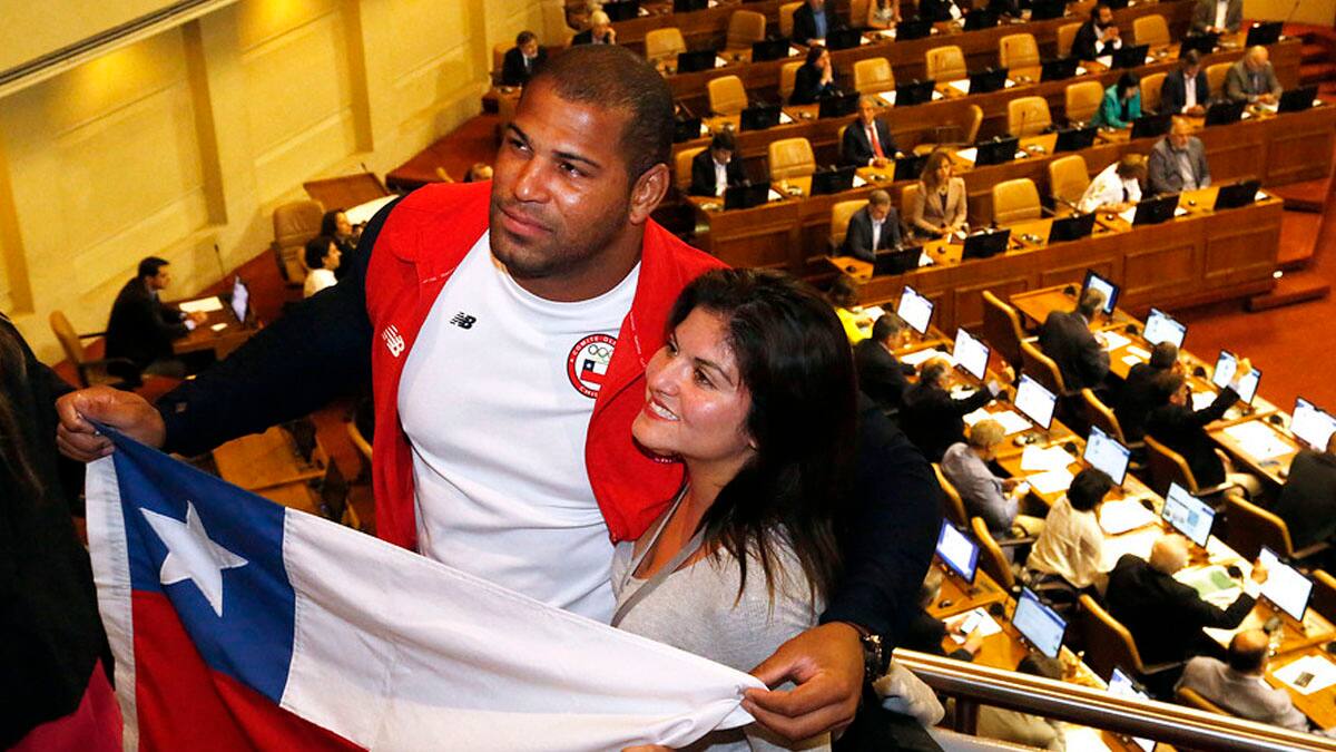 Yasmani Acosta arrastrará un auto para conseguir cajas de ayuda solidaria