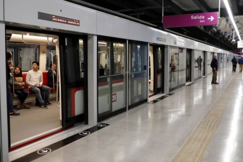 La información fue comunicada por la entidad a través de sus redes sociales. Créditos: Metro de Santiago.