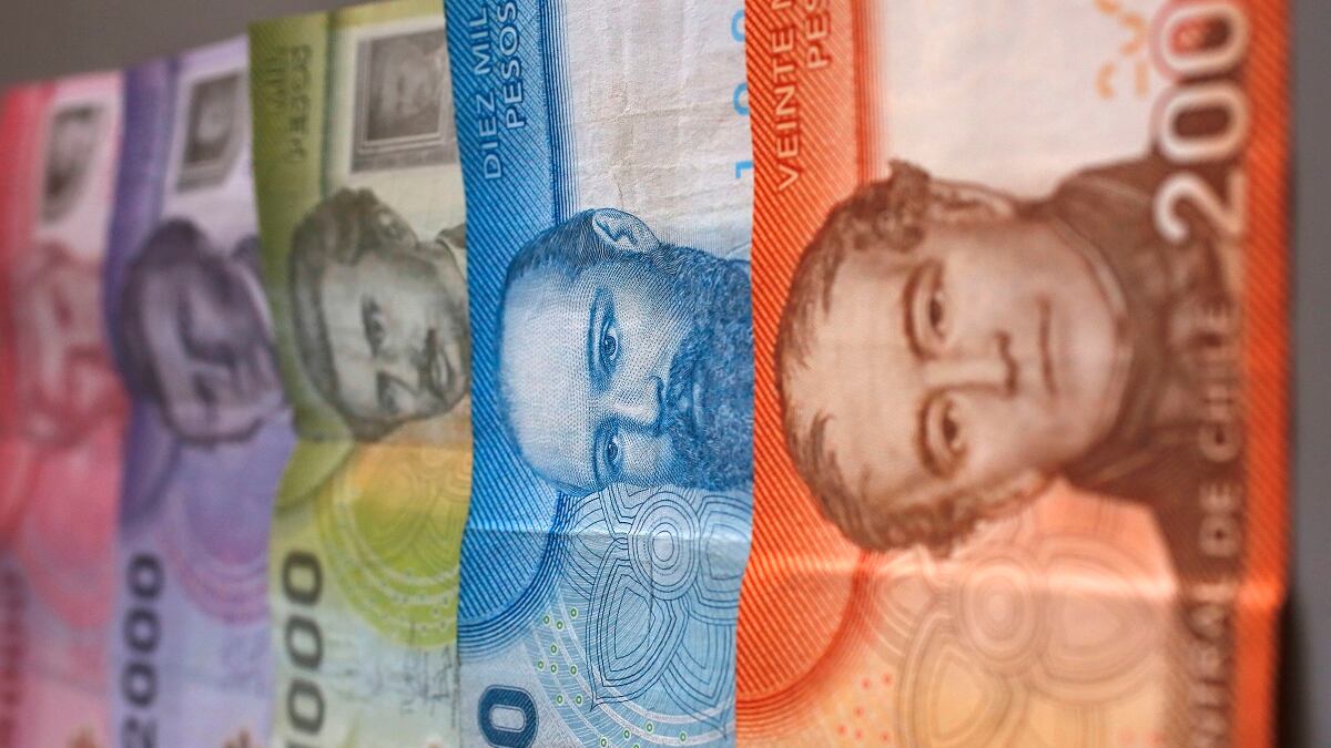 Billetes chilenos de diferentes montos sobre una plataforma.