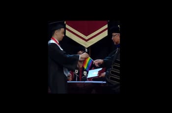 VIDEO | Estudiantes protestan entregando banderas LGBT a rector de Universidad de Seattle Pacific