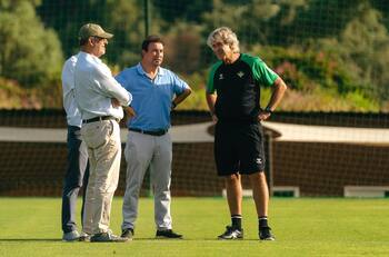 VIDEO | "Sorpresa" total en España: Joaquín logró arrebatarle una sonrisa a Manuel Pellegrini en entrenamiento del Real Betis