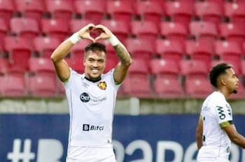 "Brilló la estrella": Medios brasileños alucinaron con el triplete que marcó Javier Parraguez en Sport Recife