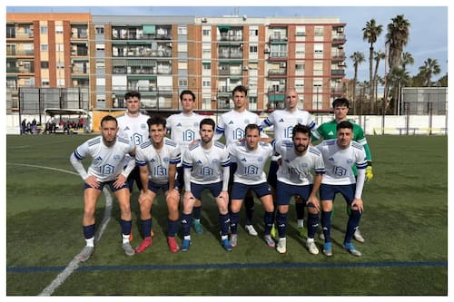El Chapa junto a sus compañeros en el duelo del pasado domingo ante el Burjassot CF. Foto: @cfcracks en Instagram.