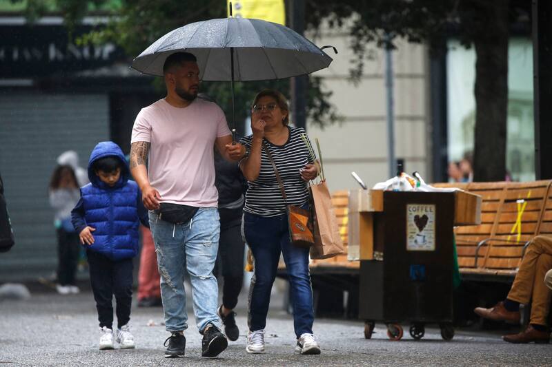 Las precipitaciones podrían extenderse hasta el jueves incluso en algunos sectores de la capital. Créditos: Jonnathan Oyarzun/Aton Chile.