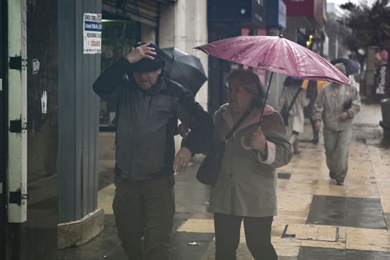 Las precipitaciones se harán sentir entre sábado y domingo en varios puntos de la capital. Imagen referencial. Créditos: Jose Veas/Aton Chile.