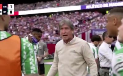 A los gritos: Manuel Pellegrini pierde la paciencia y encara a sus jugadores en pleno partido de La Liga